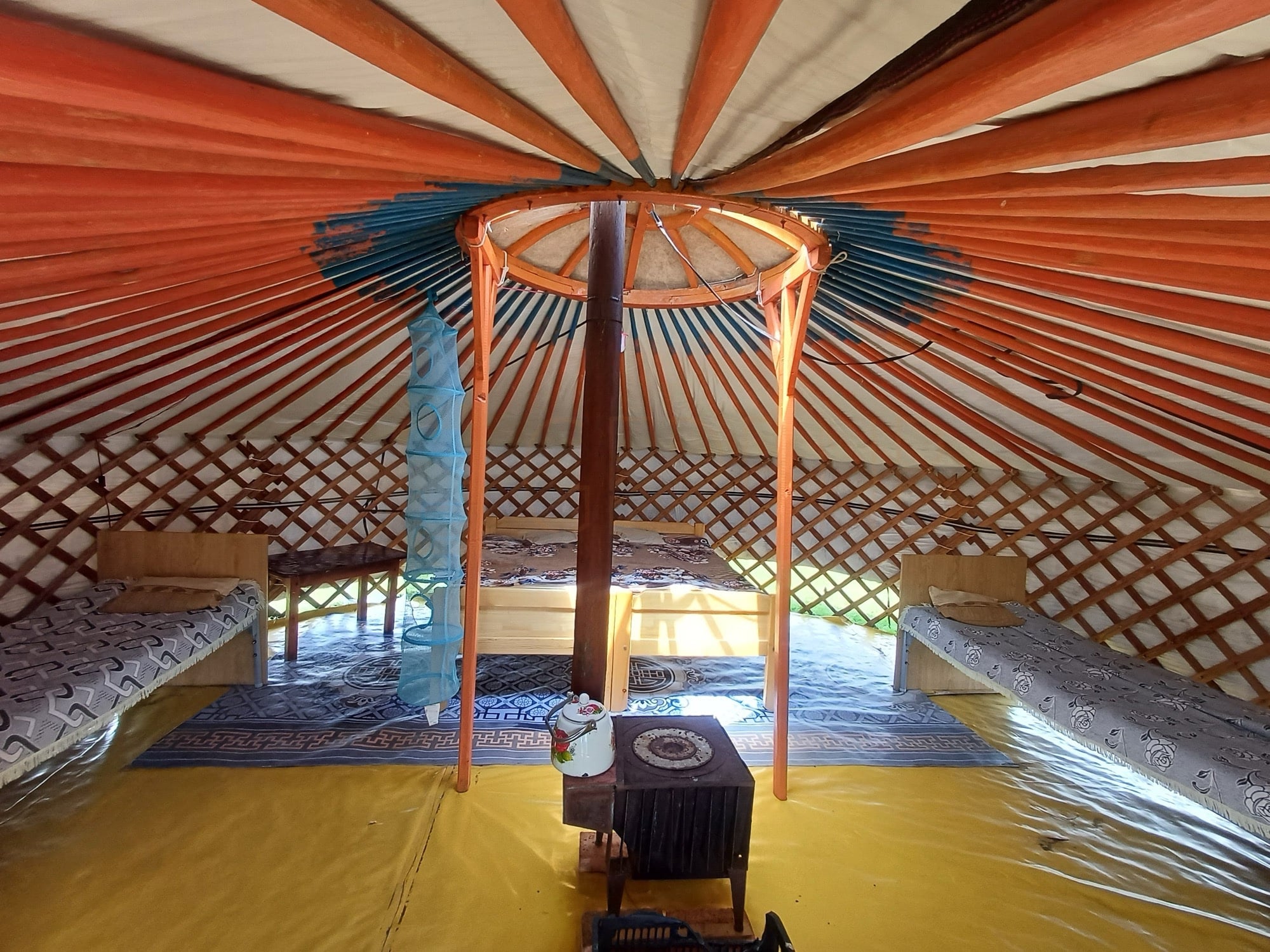 Bugat soum ger stay near Erdenet: Guest ger A. (Ger interior)